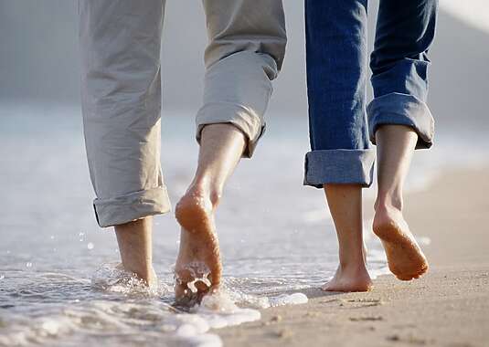 طبيب يشير إلى فوائد المشي حافي القدمين - تليكسبريس