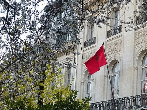 المغرب يلجأ للقضاء الفرنسي بعد إحراق العلم الوطني والاعتداء على مغربيات بضواحي باريس